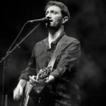 VOLLORE-VILLE – CYRIL AMBLARD, CHANT & GUITARE – PAR DELA LA COLLINE