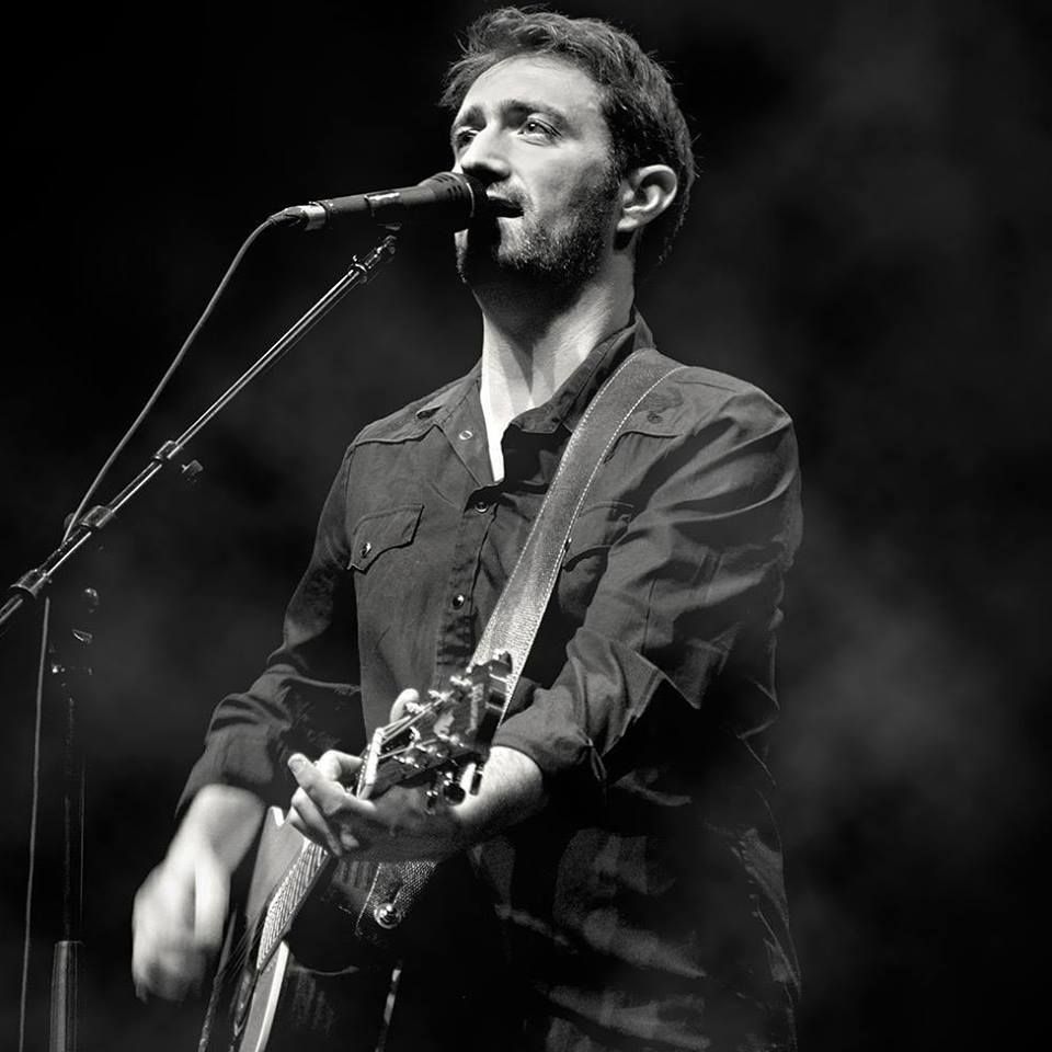 VOLLORE-VILLE – CYRIL AMBLARD, CHANT & GUITARE – PAR DELA LA COLLINE